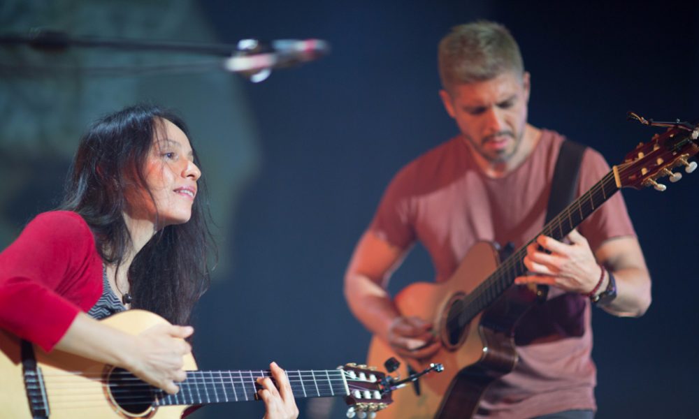 Audience at a Rodrigo y Gabriela concert